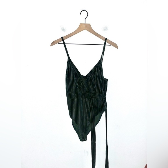 FOREVER 21 NWT Emerald Green Velvet Bodysuit Size Small - Picture 3 of 7